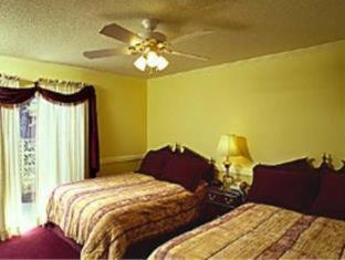 Lamp Liter Inn Visalia Room photo